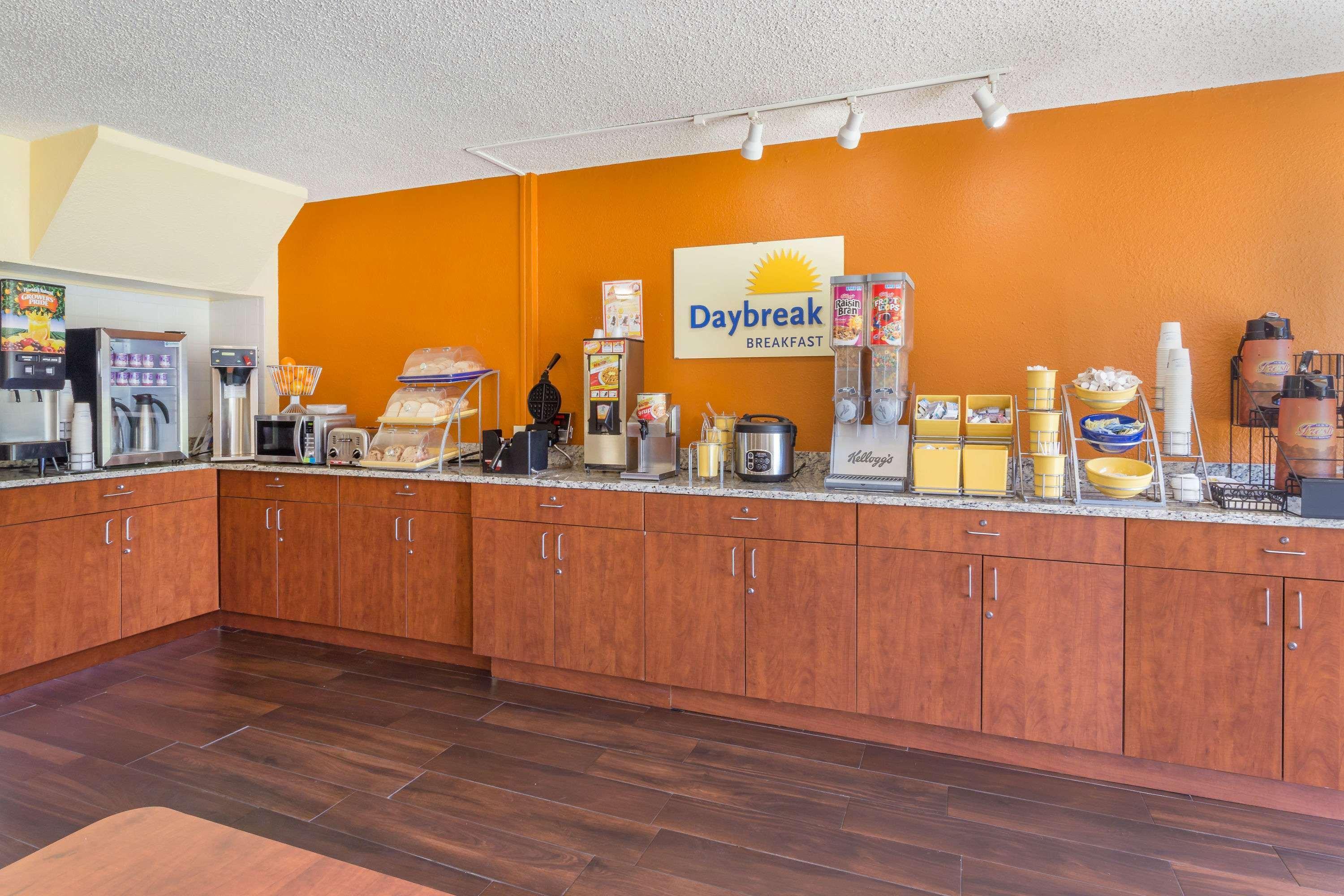 Days Inn By Wyndham Wildwood I-75 Экстерьер фото
